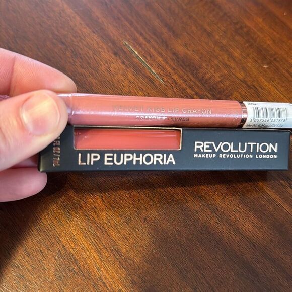 Revolution Retro Luxe Matte Lip Kit Liquid Lipstick & Pencil + 2 Extra - Picture 3 of 6